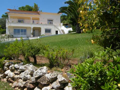 MORADIA TRADICIONAL PORTUGUESA COM PISCINA E VISTAS DESLUMBRANTES