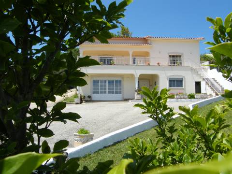 MORADIA TRADICIONAL PORTUGUESA COM PISCINA E VISTAS DESLUMBRANTES