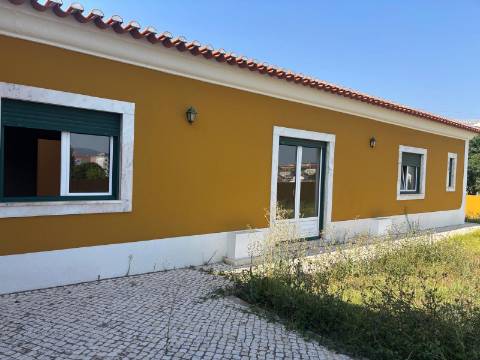 MOADIA INDEPENDENTE NUMA ZONA RESIDENCIAL CALMA PERTO DE CADAVAL