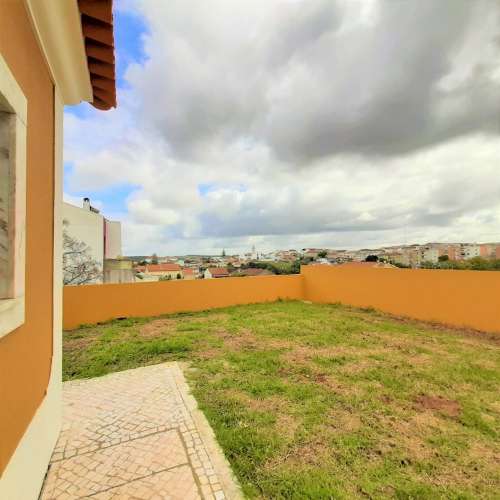 MOADIA INDEPENDENTE NUMA ZONA RESIDENCIAL CALMA PERTO DE CADAVAL