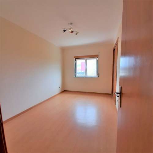 MOADIA INDEPENDENTE NUMA ZONA RESIDENCIAL CALMA PERTO DE CADAVAL