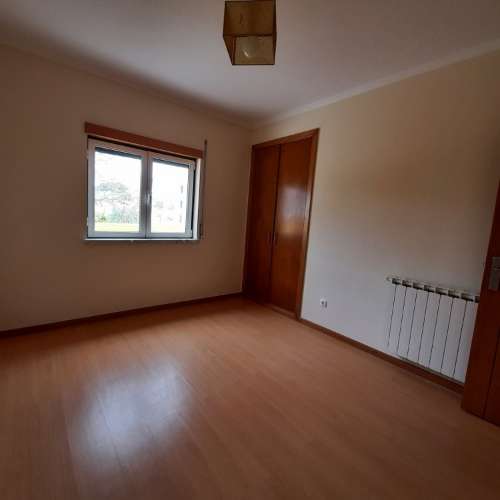 MOADIA INDEPENDENTE NUMA ZONA RESIDENCIAL CALMA PERTO DE CADAVAL