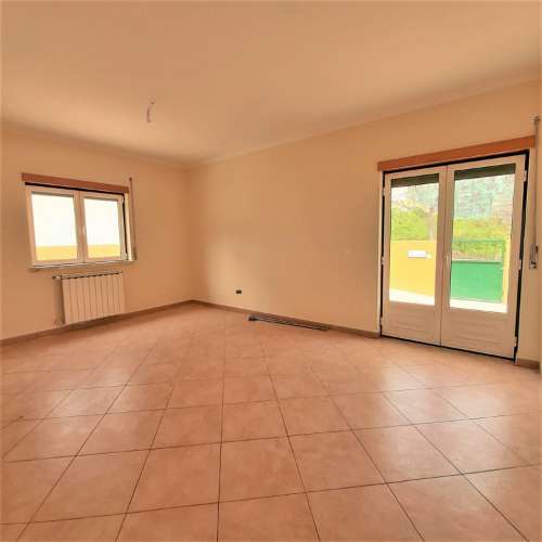 MOADIA INDEPENDENTE NUMA ZONA RESIDENCIAL CALMA PERTO DE CADAVAL