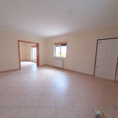 MOADIA INDEPENDENTE NUMA ZONA RESIDENCIAL CALMA PERTO DE CADAVAL