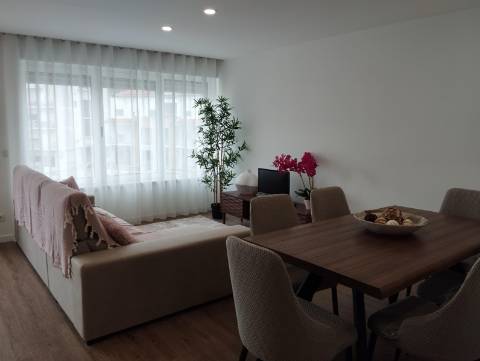 EXCELENTE APARTAMENTO T2 PARA ARRENDAR - BATALHA