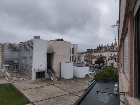 EXCELENTE APARTAMENTO T2 PARA ARRENDAR - BATALHA