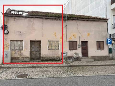 Moradia para reconstruir - centro da cidade de Caldas da Rainha
