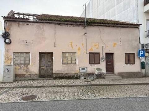 Moradia para reconstruir - centro da cidade de Caldas da Rainha