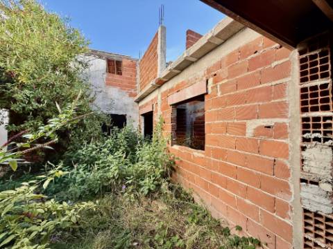 Moradia para reconstruir - centro da cidade de Caldas da Rainha