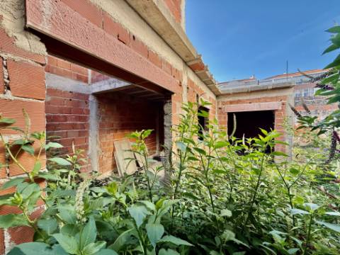 Moradia para reconstruir - centro da cidade de Caldas da Rainha