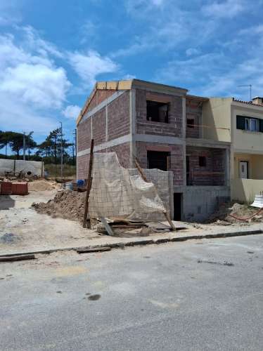 MORADIA EM CONSTRUÇÃO ZONA CALMA CALDAS DA RAINHA