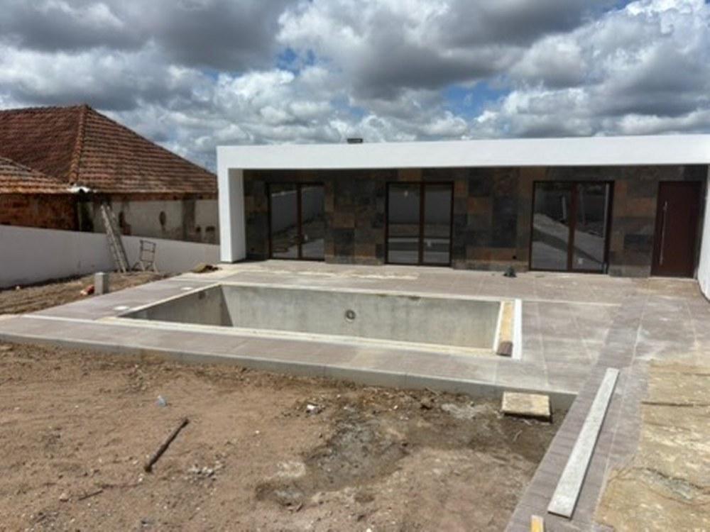 MORADIA MODERNA COM PISCINA EM SAO GREGORIO