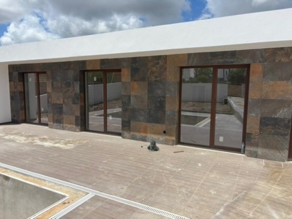 MORADIA MODERNA COM PISCINA EM SAO GREGORIO