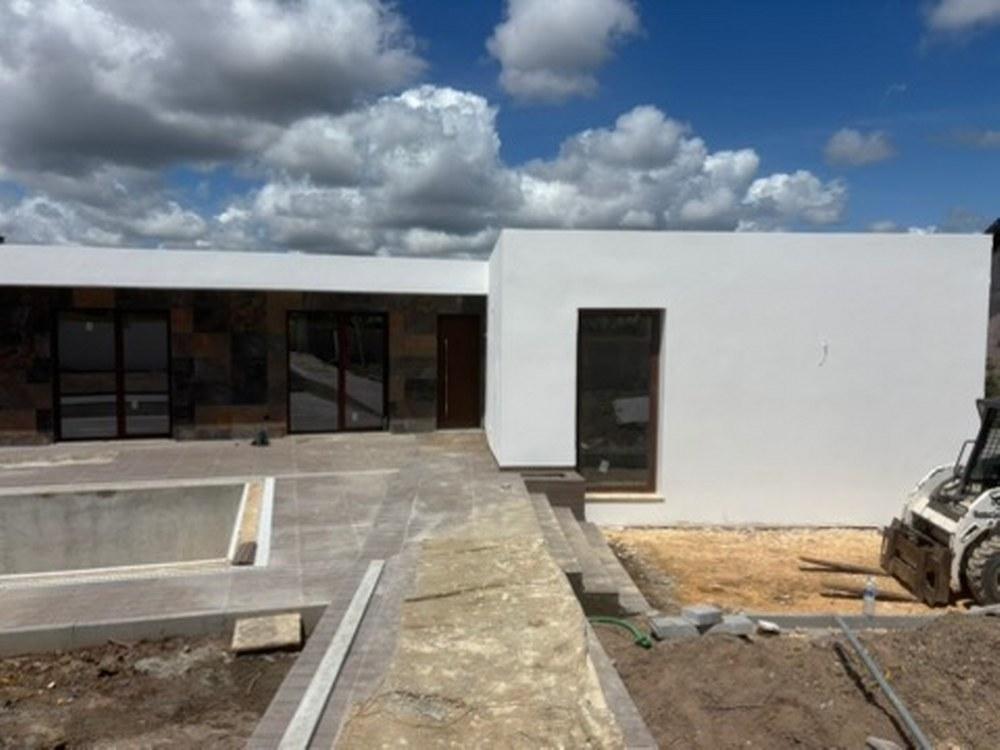 MORADIA MODERNA COM PISCINA EM SAO GREGORIO