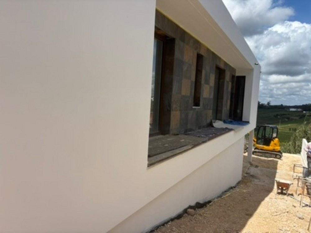 MORADIA MODERNA COM PISCINA EM SAO GREGORIO