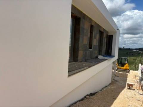 MORADIA MODERNA COM PISCINA EM SAO GREGORIO