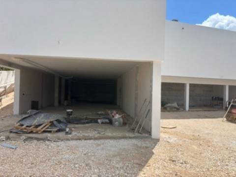 MORADIA MODERNA COM PISCINA EM SAO GREGORIO