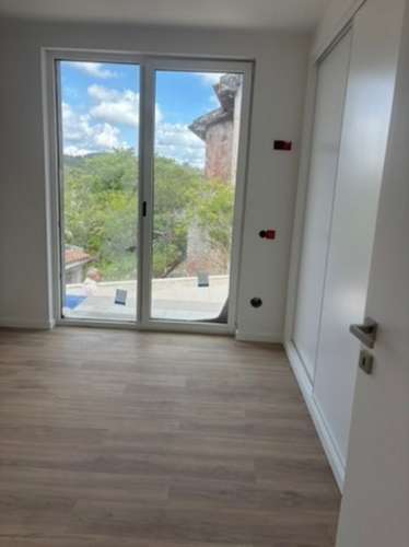 MORADIA MODERNA COM PISCINA EM SAO GREGORIO