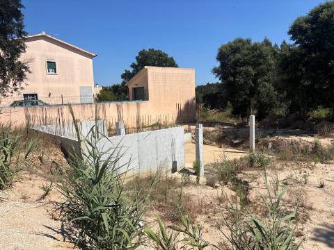 MORADIA COM PISCINA PRIVADA JUNTO À BARRAGEM DE A-DOS-NEGROS, ÓBIDOS