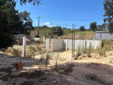 MORADIA COM PISCINA PRIVADA JUNTO À BARRAGEM DE A-DOS-NEGROS, ÓBIDOS