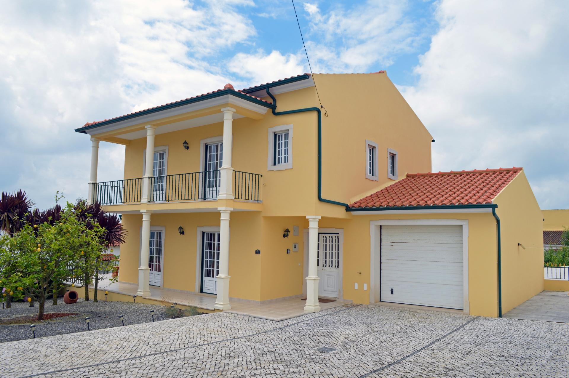 MORADIA TRADICIONAL PORTUGUESA DE 4 QUARTOS COM PISCINA AQUECIDA PERTO DE OBIDOS