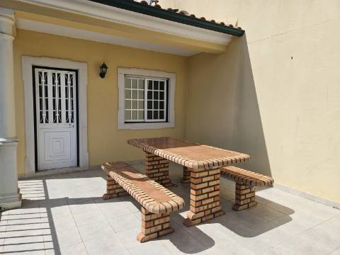 MORADIA TRADICIONAL PORTUGUESA DE 4 QUARTOS COM PISCINA AQUECIDA PERTO DE OBIDOS