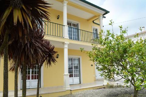 MORADIA TRADICIONAL PORTUGUESA DE 4 QUARTOS COM PISCINA AQUECIDA PERTO DE OBIDOS