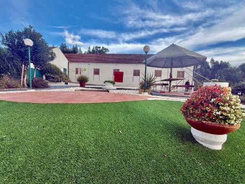 Quintinha com habitação, armazéns e terreno - Rio Maior
