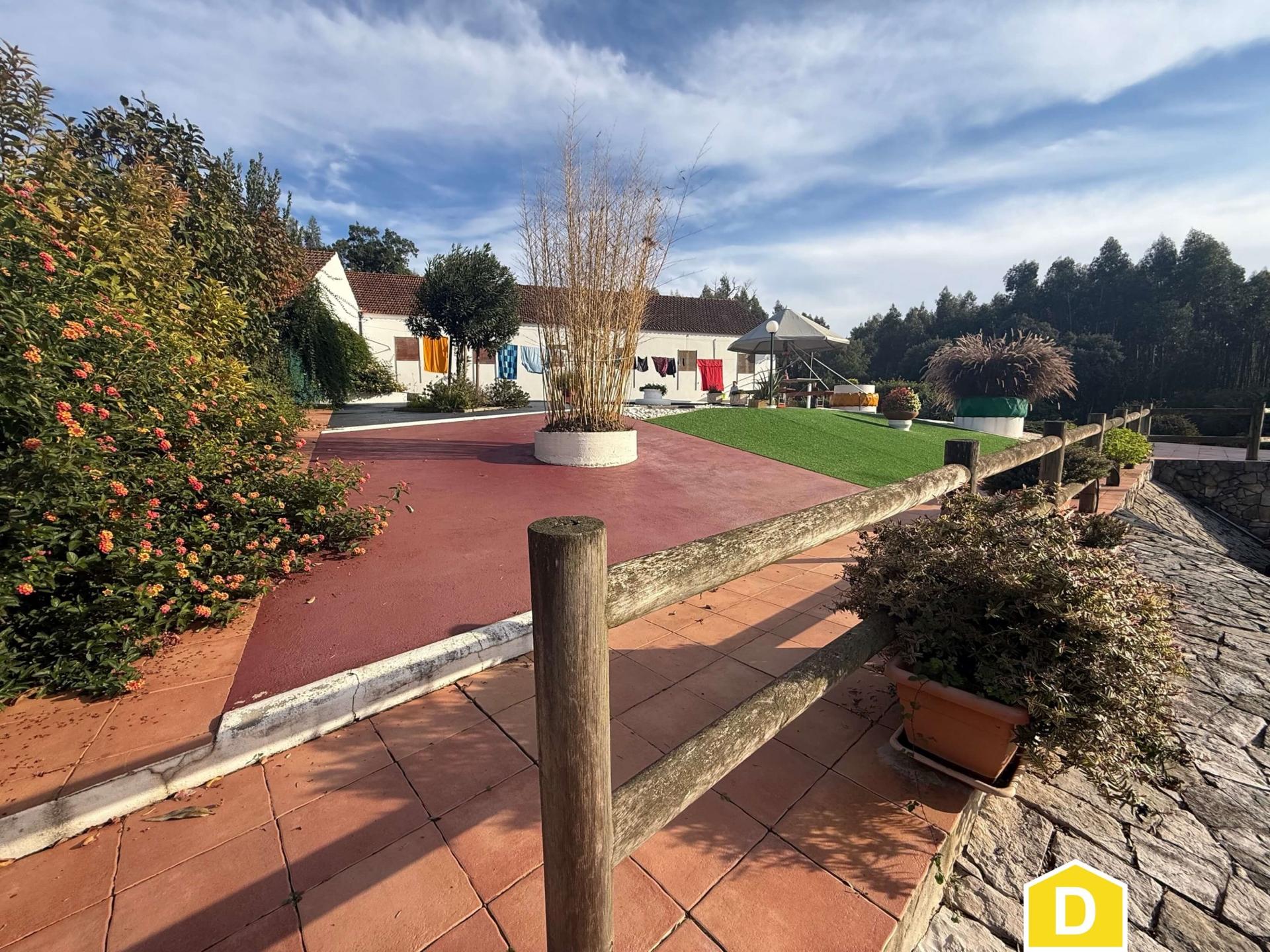 Quintinha com habitação, armazéns e terreno - Rio Maior