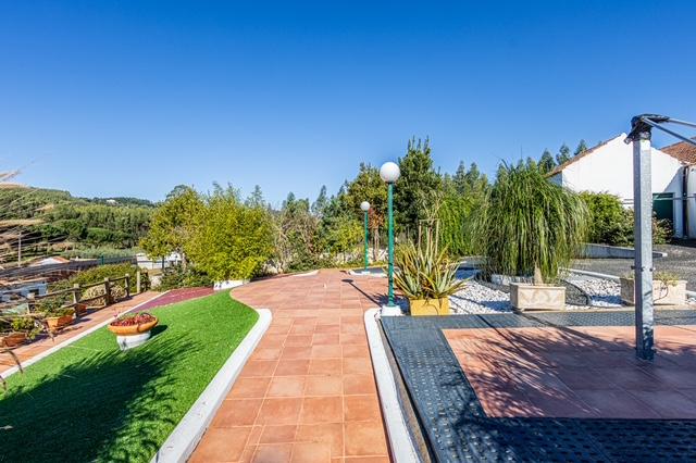 Quintinha com habitação, armazéns e terreno - Rio Maior