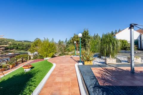 Quintinha com habitação, armazéns e terreno - Rio Maior