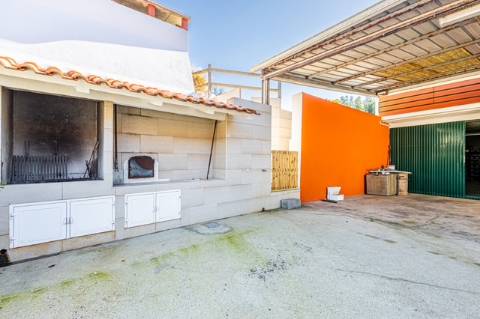 Quintinha com habitação, armazéns e terreno - Rio Maior