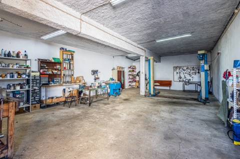 Quintinha com habitação, armazéns e terreno - Rio Maior