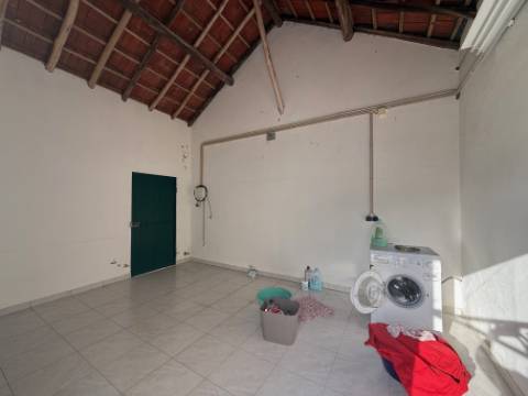Quintinha com habitação, armazéns e terreno - Rio Maior