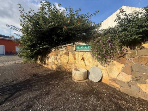Quintinha com habitação, armazéns e terreno - Rio Maior