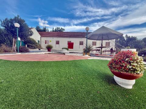 Quintinha com habitação, armazéns e terreno - Rio Maior