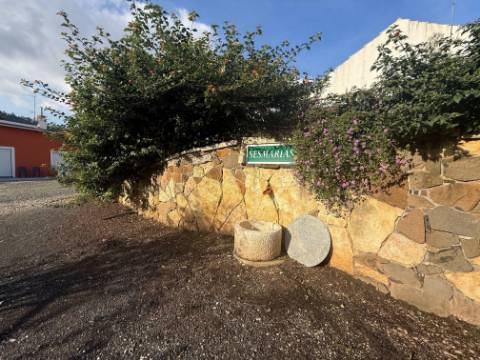 Quintinha com habitação, armazéns e terreno - Rio Maior