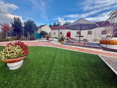 Quintinha com habitação, armazéns e terreno - Rio Maior