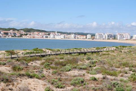 Moradia T3 térrea com piscina - entre a Foz do Arelho e Caldas da Rainha