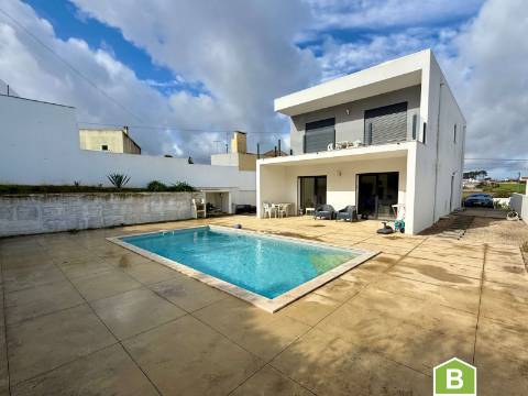 Moradia moderna T4 com piscina - a 10 minutos da praia de São Martinho do Porto