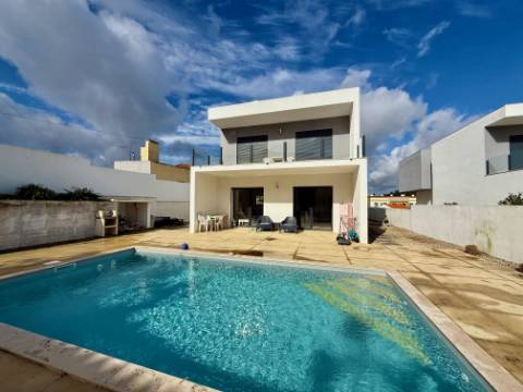 Moradia moderna T4 com piscina - a 10 minutos da praia de São Martinho do Porto