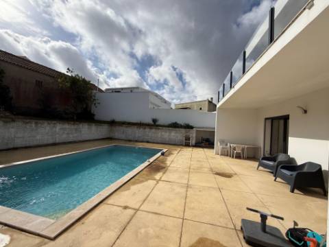 Moradia moderna T4 com piscina - a 10 minutos da praia de São Martinho do Porto