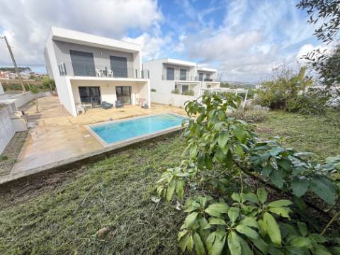 Moradia moderna T4 com piscina - a 10 minutos da praia de São Martinho do Porto