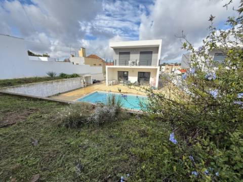 Moradia moderna T4 com piscina - a 10 minutos da praia de São Martinho do Porto