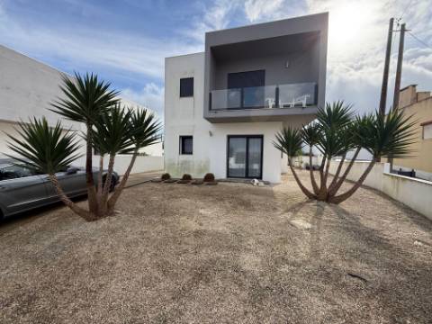 Moradia moderna T4 com piscina - a 10 minutos da praia de São Martinho do Porto