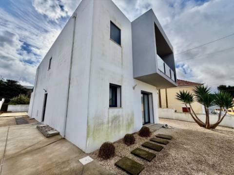 Moradia moderna T4 com piscina - a 10 minutos da praia de São Martinho do Porto