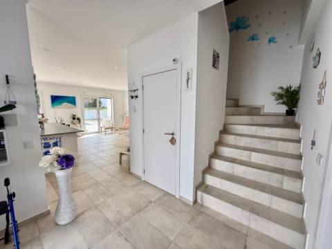 Moradia moderna T4 com piscina - a 10 minutos da praia de São Martinho do Porto