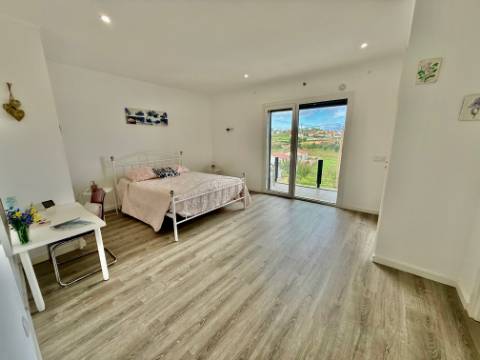 Moradia moderna T4 com piscina - a 10 minutos da praia de São Martinho do Porto