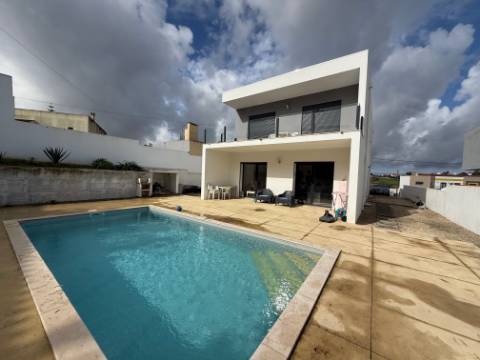 Moradia moderna T4 com piscina - a 10 minutos da praia de São Martinho do Porto