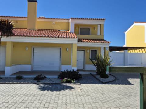 MORADIA T3 COM PISCINA EM CONDOMINIO FECHADO - ALFEIZERÃO